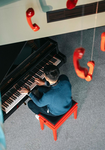 Welcome to The Social Hub suites, where every room tells a unique story. Our playrooms, conceptualised and designed by Studio Königshausen, redefine hospitality with creativity and innovation. In the latest hotel in Vienna, each playroom is uniquely inspired by a famous Austrian hero.